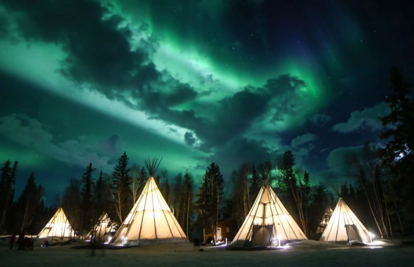 Yellow knife Northern Lights Guide by Jean-Christophe Bearez